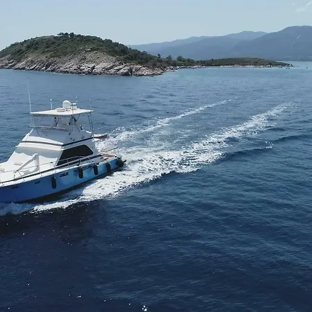 Botel Invictus Halkidikiyachts *
