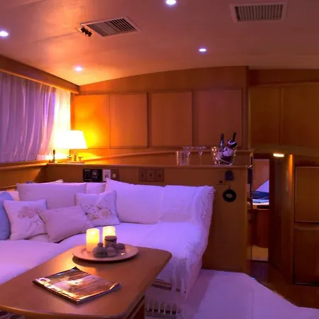 Botel Invictus Halkidikiyachts